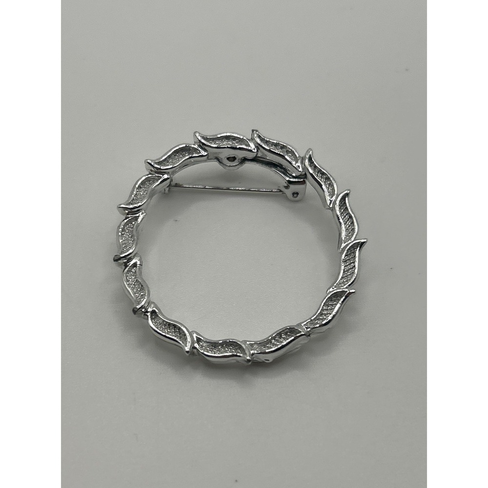 Gerry's Silver Tone Circular Wreath Brooch Pin Textured Leaf Design Jewelry‎